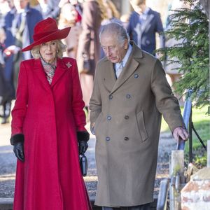 Le roi Charles III d'Angleterre et Camilla Parker Bowles, reine consort d'Angleterre, - Le roi d'Angleterre et la reine consort d'Angleterre, accompagnés de membres de la famille royale, assistent à l'office de Noël à l'église Sainte-Marie-Madeleine de Sandringham, le 25 décembre 2025. Photo par GOFF  / BESTIMAGE