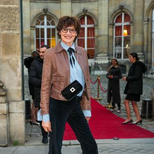 Ines de La Fressange attends La Rose Vivier as part of Paris Fashion Week on March 06, 2025 in Paris, France © Lucia Sabatelli / Bestimage