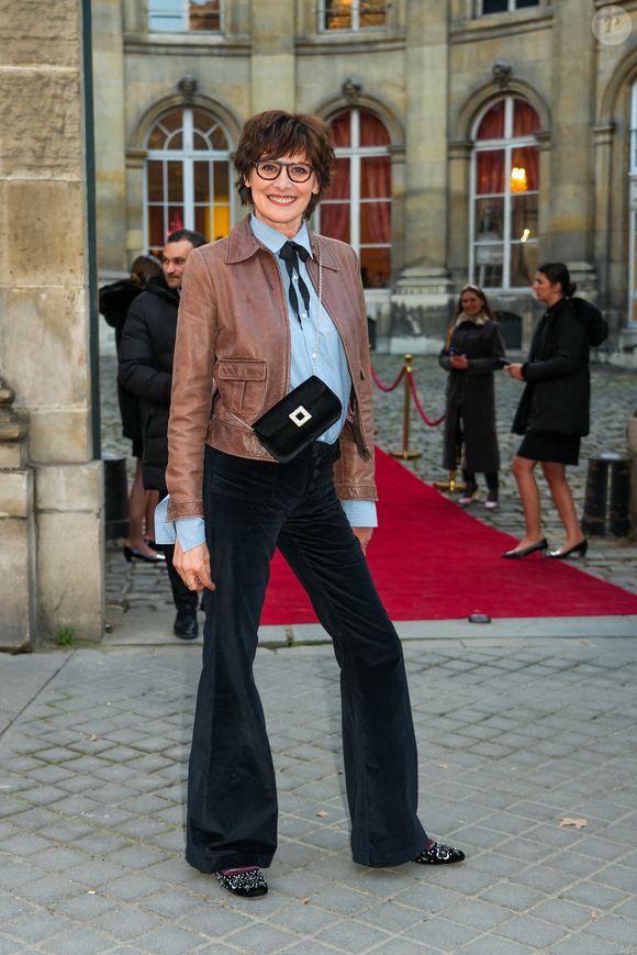 Ines de La Fressange attends La Rose Vivier as part of Paris Fashion Week on March 06, 2025 in Paris, France © Lucia Sabatelli / Bestimage