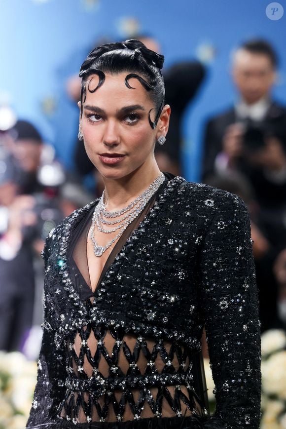 Son amie Dua Lipa était également présente sur le tapis rouge.

Dua Lipa sur le tapis rouge du gala du Met 2025, le lundi 5 mai 2025 à New York. 

Photo : BFA.com / Backgrid USA / Bestimage