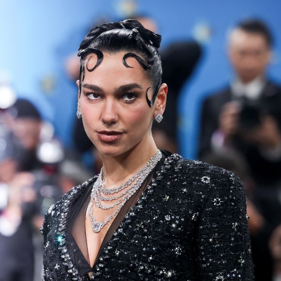 Son amie Dua Lipa était également présente sur le tapis rouge.

Dua Lipa sur le tapis rouge du gala du Met 2025, le lundi 5 mai 2025 à New York. 

Photo : BFA.com / Backgrid USA / Bestimage
