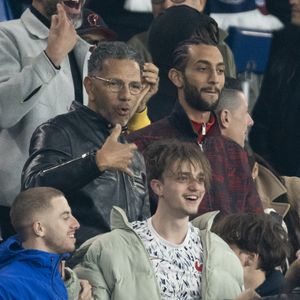 Roschdy Zem et son fils Chad Zem, Michou - Célébrités des les tribunes lors du match aller du quart de finale de Ligue des champions entre le PSG et Aston Villa (3-1) au Parc des Princes à Paris le 9 avril 2025. © Cyril Moreau/Bestimage