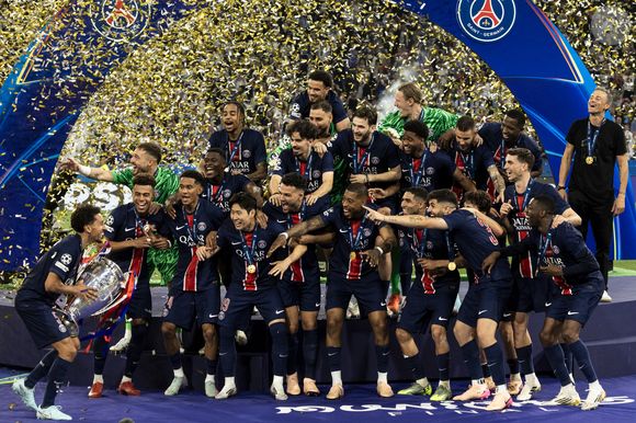 Marquinhos soulève la coupe aux grandes oreilles avec ses coéquipiers Nuno Mendez, Willian pacho, Fabian Ruiz, Gianluigi Donnaruma, Désiré Doué, Achraf Hakiml, Vitinha, Joao Neves, Khvicha Kvaratskhelia, Warren Zaïre-Emery, Gonçalo Ramos, Ousmane Dembélé, Presnel Kimpembe, Lucas Beraldo, Matvei Safonov, Kang-In Lee et Luis Enrique, le 31 mai 2025. © Cyril Moreau/Bestimage