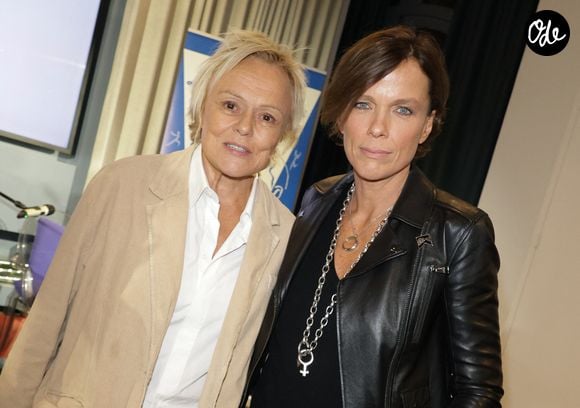 Muriel Robin et sa femme Anne Le Nen - 7ème remise du prix "Fonds de dotation Line Renaud-Loulou Gasté" pour la recherche médicale à la Maison de la Recherche à Paris le 17 novembre 2025.  © Coadic Guirec/Bestimage