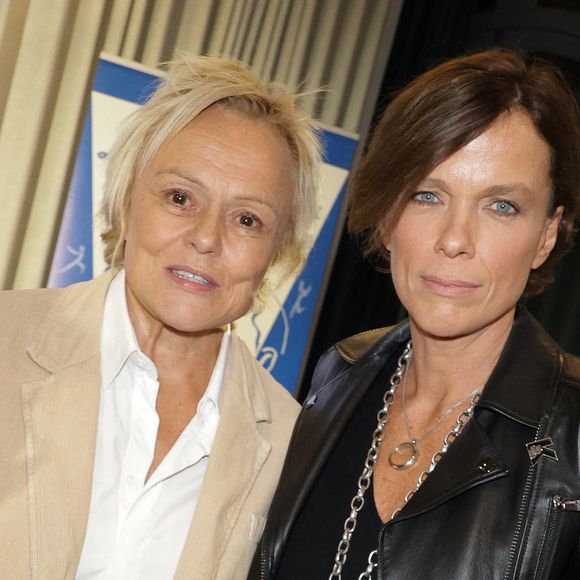 Muriel Robin et sa femme Anne Le Nen - 7ème remise du prix "Fonds de dotation Line Renaud-Loulou Gasté" pour la recherche médicale à la Maison de la Recherche à Paris le 17 novembre 2025.  © Coadic Guirec/Bestimage