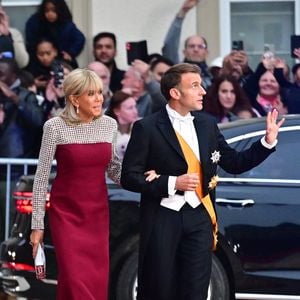 Le Président Emmanuel Macron et sa femme la Première Dame Brigitte Macron aux arrivées du dîner de gala des célébrations du changement de trône au Palais grand-ducal du Luxembourg, le 3 octobre 2025. © Christian Liewig/Bestimage