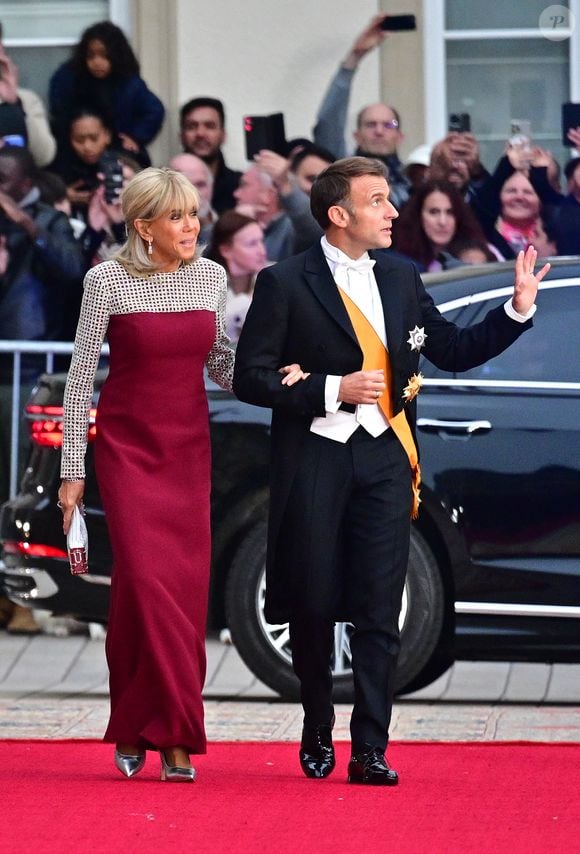 Le Président Emmanuel Macron et sa femme la Première Dame Brigitte Macron aux arrivées du dîner de gala des célébrations du changement de trône au Palais grand-ducal du Luxembourg, le 3 octobre 2025. © Christian Liewig/Bestimage