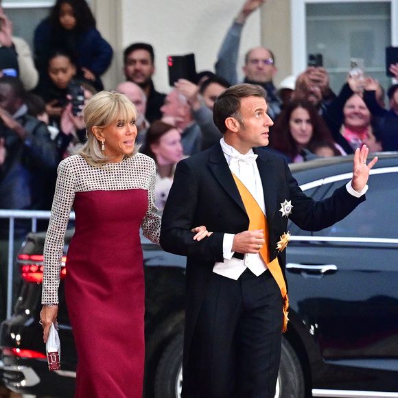Le Président Emmanuel Macron et sa femme la Première Dame Brigitte Macron aux arrivées du dîner de gala des célébrations du changement de trône au Palais grand-ducal du Luxembourg, le 3 octobre 2025. © Christian Liewig/Bestimage