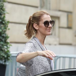 Céline Dion quitte l'hôtel Royal Monceau et se rend chez Louis Vuitton sur les Champs-Elysées à Paris le 19 juillet 2017.
