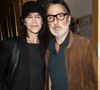 Yvan Attal et Charlotte Gainsbourg forment un couple mythique. Parents de trois enfants  (Ben, 27 ans, Alice, 22 ans et Jo, 13 ans), ils ne sont pas mariés 

Charlotte Gainsbourg et son compagnon Yvan Attal - Soirée de mobilisation "L'Europe contre l'antisémitisme" au théâtre Antoine à Paris © Coadic Guirec/Bestimage