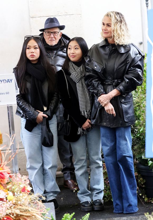 Laeticia Hallyday, ses filles Joy et Jade, Jean-Claude Camus lors de l'inauguration d'une plaque commémorative en hommage à Johnny Hallyday devant l'immeuble où le chanteur français a grandi dans le 9ème arrondissement de Paris, France, le 22 décembre 2023.. © Dominique Jacovides/Bestimage