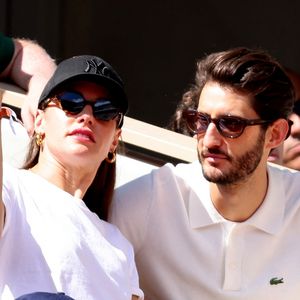 Pierre Niney et sa compagne Natasha Andrews - Célébrités dans les tribunes de la finale homme des Internationaux de France de tennis de Roland Garros 2024 à Paris le 9 juin 2024. © Jacovides-Moreau/Bestimage