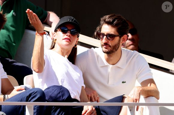 Pierre Niney et sa compagne Natasha Andrews - Célébrités dans les tribunes de la finale homme des Internationaux de France de tennis de Roland Garros 2024 à Paris le 9 juin 2024. © Jacovides-Moreau/Bestimage
