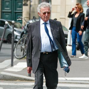 Nelson Monfort aux arrivées aux obsèques du producteur Humbert Ibach (Mémé Ibach), figure du disque et de la TV des années 70/90, en l’église Notre Dame d’Auteuil à Paris, France, le 12 mai 2025. © Christophe Clovis/Bestimage