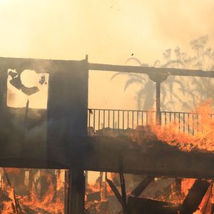 Un incendie de forêt, propagé par le vent, près de Laguna Niguel en Californie © Ruaridh Stewart/ZUMA Press Wire / Bestimage