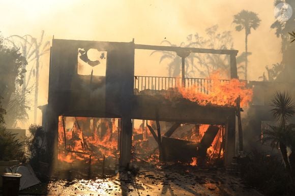 Un incendie de forêt, propagé par le vent, près de Laguna Niguel en Californie © Ruaridh Stewart/ZUMA Press Wire / Bestimage