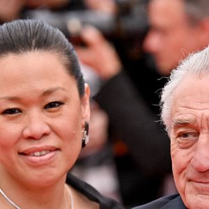 Tiffany Chen, Robert de Niro à la cérémonie d'ouverture du 78ème Festival de Cannes à Cannes, France, le 13 mai 2025. Photo par Julien Reynaud/APS-Medias/ABACAPRESS.COM