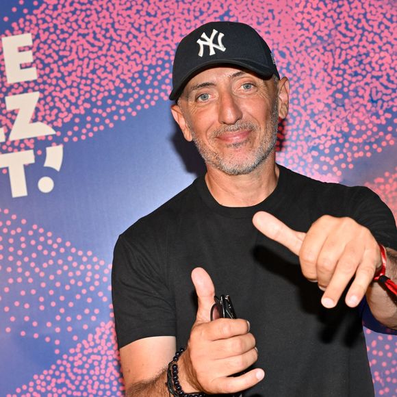 Exclusif - Gad Elmaleh a remis le Trophée Ferret en compagnie de Christian Estrosi, le maire de Nice, venu en famille, à la chanteuse américaine Stella Cole, après son concert sur la scène du Théâtre de Verdure durant le Nice Jazz Fest à Nice, le 21 août 2024. © Bruno Bebert / Bestimage