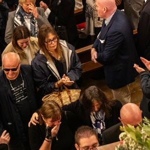 Exclusif - Camille de Colmont, la fille du défunt, et sa famille - Obsèques de Patrice de Colmont, propriétaire du Club 55, en l'Eglise de Saint-Tropez, le 20 octobre 2025. 
© Florian Escoffier / Nice Matin / Bestimage