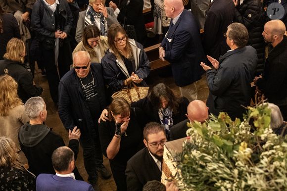 Exclusif - Camille de Colmont, la fille du défunt, et sa famille - Obsèques de Patrice de Colmont, propriétaire du Club 55, en l'Eglise de Saint-Tropez, le 20 octobre 2025. 
© Florian Escoffier / Nice Matin / Bestimage