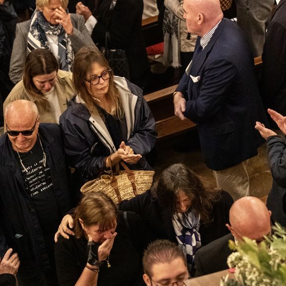 Exclusif - Camille de Colmont, la fille du défunt, et sa famille - Obsèques de Patrice de Colmont, propriétaire du Club 55, en l'Eglise de Saint-Tropez, le 20 octobre 2025. 
© Florian Escoffier / Nice Matin / Bestimage