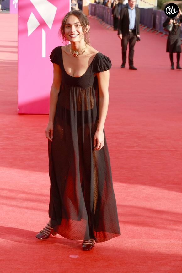 Elle a ensuite connu la consécration en 2022 en tenant le rôle principal de la production Netflix "Les 7 Vies de Léa" et en jouant dans le long-métrage "Coupez !" de son oncle Michel Hazanavicius.

Raïka Hazanavicius
Le 51ème Festival du Cinéma Américain de Deauville, samedi 13 septembre 2025. © Christophe Aubert via Bestimage