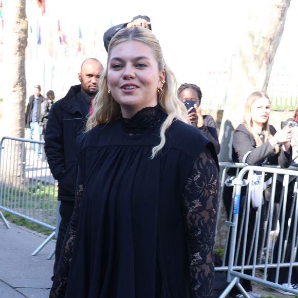 A savoir Louane (qui représentera la France à L'Eurovision en mai prochain)

La chanteuse Louane (Louane Emera) aux arrivées au défilé Rabanne Mode Collection Prêt-à-Porter Automne/Hiver 2025-2026 lors de la Fashion Week de Paris (PFW) au siège de l'Unesco, à Paris, France, le 6 mars 2025. © Denis Guignebourg/Bestimage