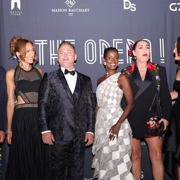 Vincent Cassel, Linda Gennari, Valentino Buzza, Mariam Battistelli, Rossy de Palma, Caterina Murino lors de la première du film “The Opera” aux Folies Bergère à Paris le 31 août 2026. 

© Jasmine Aissaoui / Bestimage