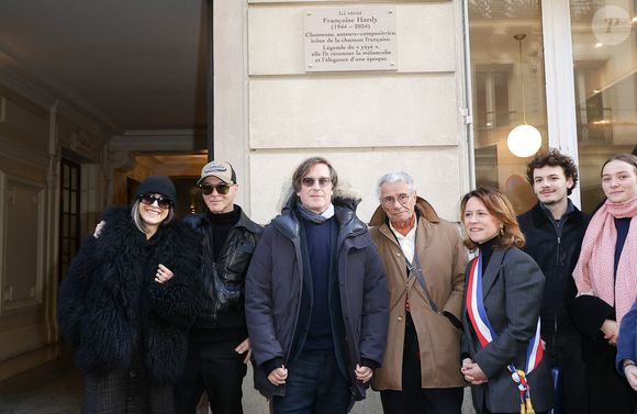 Étienne Daho, Thomas Dutronc, Jean-Marie Périer et Delphine Bürkli (maire du 9ème arrondissement de Paris) - Dévoilement d'une plaque commémorative en hommage à Françoise Hardy (veille de ce qui aurait été le 82ème anniversaire) apposée sur la façade du 24 rue d'Aumale à Paris, France, le 16 janvier 2026, où la chanteuse a vécu son enfance et son adolescence jusqu'à ses premiers succès. En présence des élèves du département théâtre et jazz du Conservatoire municipal Nadia et Lili Boulanger. © Coadic Guirec/Bestimage