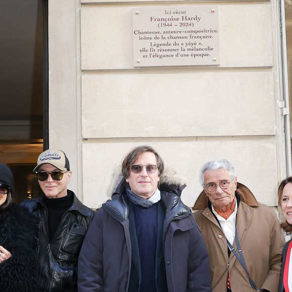 Étienne Daho, Thomas Dutronc, Jean-Marie Périer et Delphine Bürkli (maire du 9ème arrondissement de Paris) - Dévoilement d'une plaque commémorative en hommage à Françoise Hardy (veille de ce qui aurait été le 82ème anniversaire) apposée sur la façade du 24 rue d'Aumale à Paris, France, le 16 janvier 2026, où la chanteuse a vécu son enfance et son adolescence jusqu'à ses premiers succès. En présence des élèves du département théâtre et jazz du Conservatoire municipal Nadia et Lili Boulanger. © Coadic Guirec/Bestimage