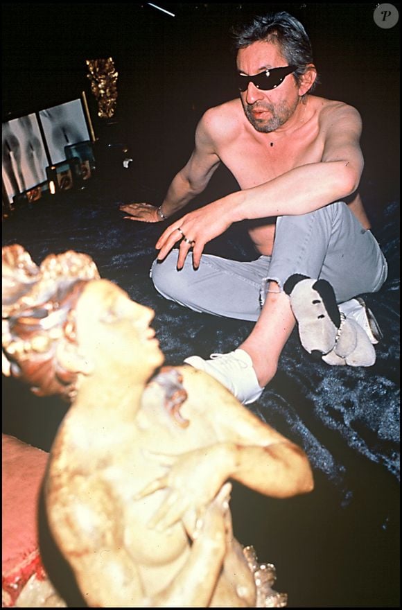 L'incendie se serait déclaré en fin de matinée vendredi. Ayant inhalé des fumées, la soeur de Serge Gainsbourg était en détresse respiratoire en plus de souffrir de brûlures au bras et aux jambes. Archives - Serge Gainsbourg chez lui rue de Verneuil à Paris en 1989. (AGENCE / BESTIMAGE).