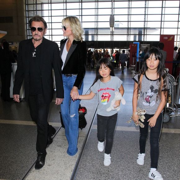 Le chanteur et acteur français Johnny Hallyday se dirige vers un vol à l'aéroport de Los Angeles avec sa femme Laeticia Hallyday et leurs deux filles Jade et Joy. Los Angeles, CA, USA, 25 juin 2016. Photo by GSI/ABACAPRESS.COM