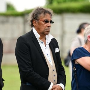 Laurent Voulzy - Obsèques de Pascal Danel au cimetière de Bazoches-sur-le-Betez, le 31 juillet 2024. Sa famille et ses amis dont L.Voulzy, H.Léonard et B.Sauvat sont venus lui rendre un dernier hommage. Pascal Danel est décédé le 25 juillet 2024, victime d’un malaise cardiaque après une opération, à l'âge de 80 ans.
© Romain Doucelin / Bestimage