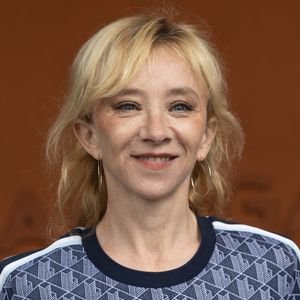 Après la rencontre visuelle, elle a contacté son père par téléphone et l’échange s’est bien passé.
Sylvie Testud au village lors des Internationaux de France de Tennis de Roland Garros 2025, à Paris, France, le 7 juin 2025. © Cyril Moreau/Bestimage