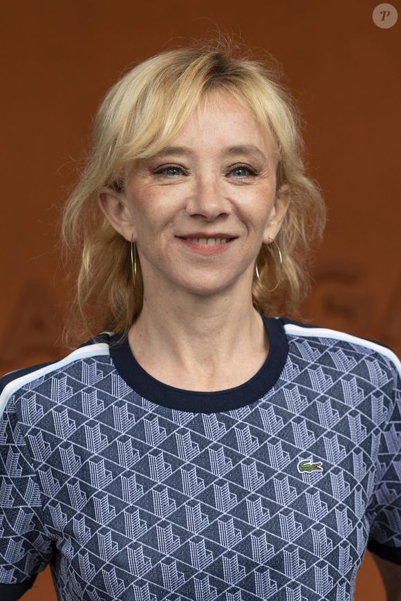 Après la rencontre visuelle, elle a contacté son père par téléphone et l’échange s’est bien passé.

Sylvie Testud au village lors des Internationaux de France de Tennis de Roland Garros 2025, à Paris, France, le 7 juin 2025. © Cyril Moreau/Bestimage