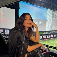 Jenifer affole Paris La Défense Arena en mini robe strass et cuissardes en cuir