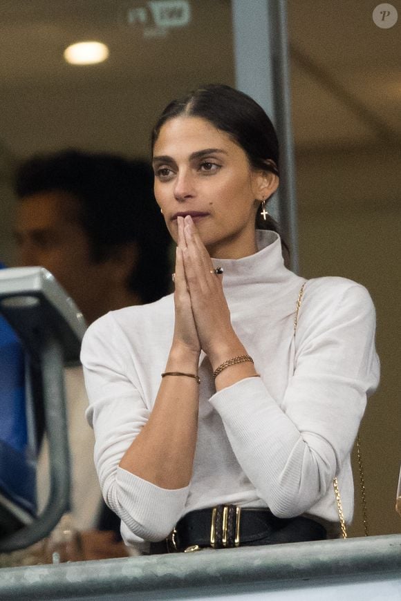 Après l'accouchement, beaucoup de femmes présentent une perte importante de cheveux, dans les deux à quatre mois qui suivent. Cela s'explique par une diminution des taux hormonaux.

Tatiana Silva et guest dans les tribunes lors du match de qualification pour l'Euro2020  "France - Turquie (1-1)" au Stade de France. Saint-Denis, le 14 octobre 2019.
© Cyril Moreau/Bestimage