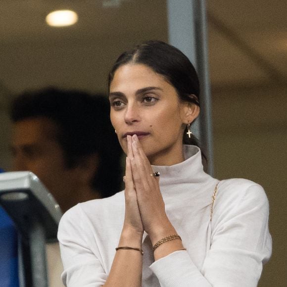 Après l'accouchement, beaucoup de femmes présentent une perte importante de cheveux, dans les deux à quatre mois qui suivent. Cela s'explique par une diminution des taux hormonaux.

Tatiana Silva et guest dans les tribunes lors du match de qualification pour l'Euro2020  "France - Turquie (1-1)" au Stade de France. Saint-Denis, le 14 octobre 2019.
© Cyril Moreau/Bestimage