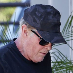 Ces excès auraient gravement endommagé son organisme, nécessitant “plusieurs opérations importantes”
David Hasselhoff dans les rues de Los Angeles Backgrid USA / Bestimage