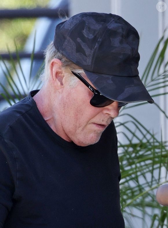 Ces excès auraient gravement endommagé son organisme, nécessitant “plusieurs opérations importantes”
David Hasselhoff dans les rues de Los Angeles Backgrid USA / Bestimage
