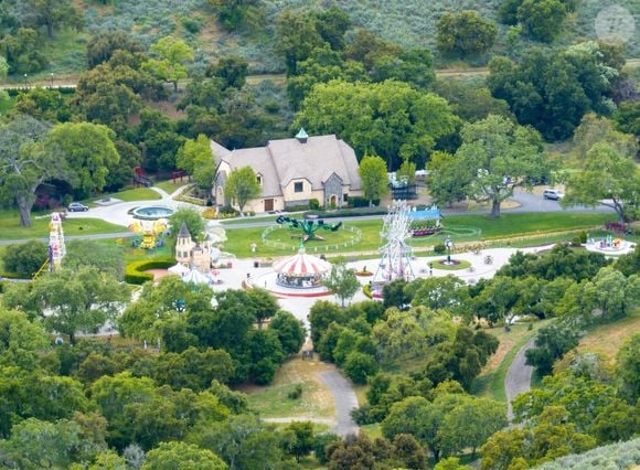 Los Angeles, CA - EXCLUSIF - Le Neverland Ranch de Michael Jackson reprend vie alors que les producteurs d'un nouveau biopic sur la vie et la carrière de la légende controversée de la pop reconstruisent son ancienne maison et son parc d'attractions tristement célèbres.
Sur la photo : Michael Jackson 
Backgrid USA / Bestimage