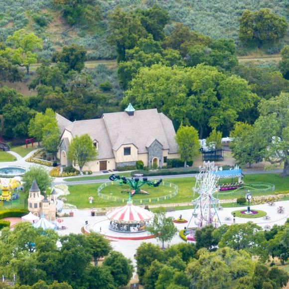 Los Angeles, CA - EXCLUSIF - Le Neverland Ranch de Michael Jackson reprend vie alors que les producteurs d'un nouveau biopic sur la vie et la carrière de la légende controversée de la pop reconstruisent son ancienne maison et son parc d'attractions tristement célèbres.
Sur la photo : Michael Jackson 
Backgrid USA / Bestimage