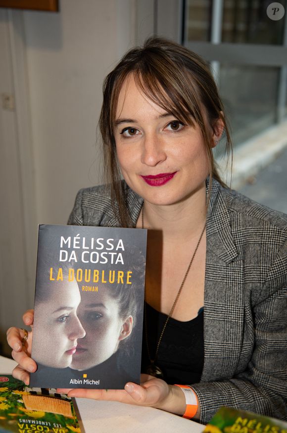 L'auteur Mélissa Da Costa pour son roman " La Doublure " aux éditions Albin Michel - Festival du livre 2022 de Marseille le 26 novembre 2022. © Patrick Carpentier/Bestimage