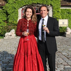 Un quotidien qui convient bien à la journaliste de 48 ans.

Anne-Claire Coudray et son compagnon Nicolas Vix lors de la fête de la fleur et l'intronisation de personnalités commandeurs et ambassadeurs par la Commanderie du Bontemps au Château Smith Haut Lafitte à Martillac le 27 avril 2023.
© Fabien Cottereau / Patrick Bernard / Bestimage