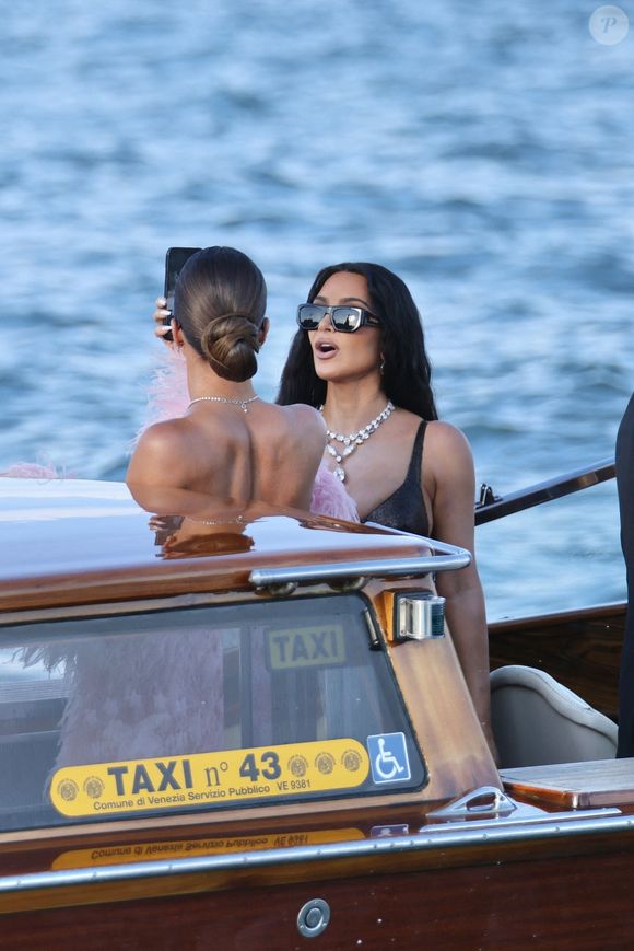 Kim et Khloé Kardashian lors du mariage de Jeff Bezos et Lauren Sanchez à Venise le 27 juin 2025. Backgrid USA / Bestimage