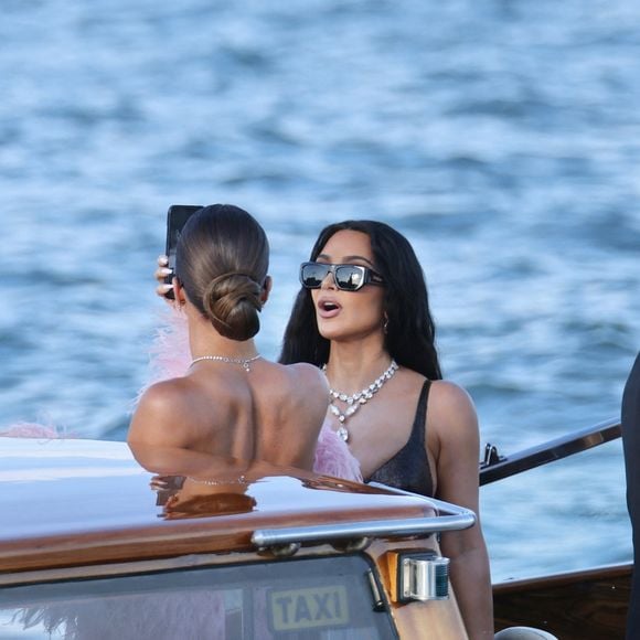 Kim et Khloé Kardashian lors du mariage de Jeff Bezos et Lauren Sanchez à Venise le 27 juin 2025. Backgrid USA / Bestimage