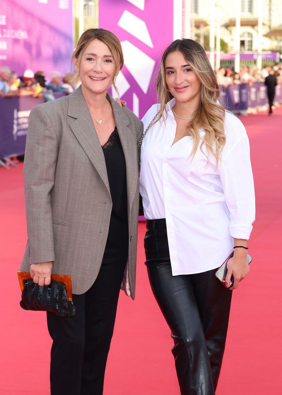 Daniela Lumbroso et sa fille Carla Ghebali - Tapis rouge pour la projection du film "Bugonia" lors du 51éme Festival du Cinema Américain de Deauville le 6 septembre 2025. © Denis Guignebourg/Bestimage