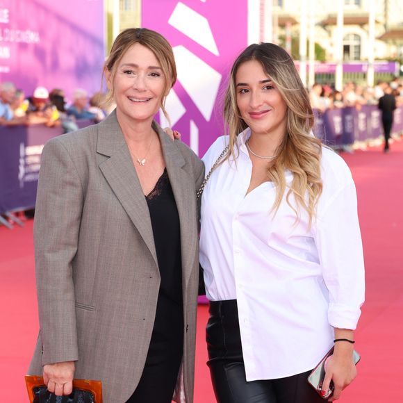 Daniela Lumbroso et sa fille Carla Ghebali - Tapis rouge pour la projection du film "Bugonia" lors du 51éme Festival du Cinema Américain de Deauville le 6 septembre 2025. © Denis Guignebourg/Bestimage
