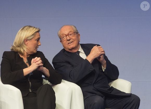 L’attentat cible son père, Jean-Marie Le Pen et une charge de dynamite posée sur leur palier souffle une partie de l’immeuble

Marine Le Pen et son père Jean-Marie Le Pen - Remise des glaives d'honneur lors du 15ème Congrès du Front National à Lyon. Le 29 novembre 2014