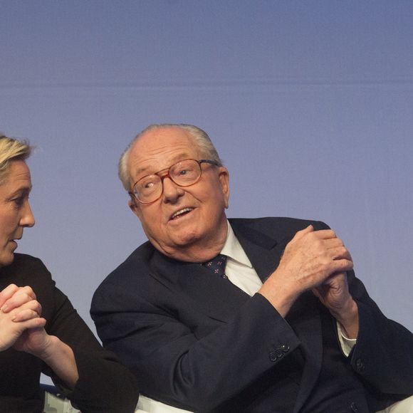 L’attentat cible son père, Jean-Marie Le Pen et une charge de dynamite posée sur leur palier souffle une partie de l’immeuble

Marine Le Pen et son père Jean-Marie Le Pen - Remise des glaives d'honneur lors du 15ème Congrès du Front National à Lyon. Le 29 novembre 2014